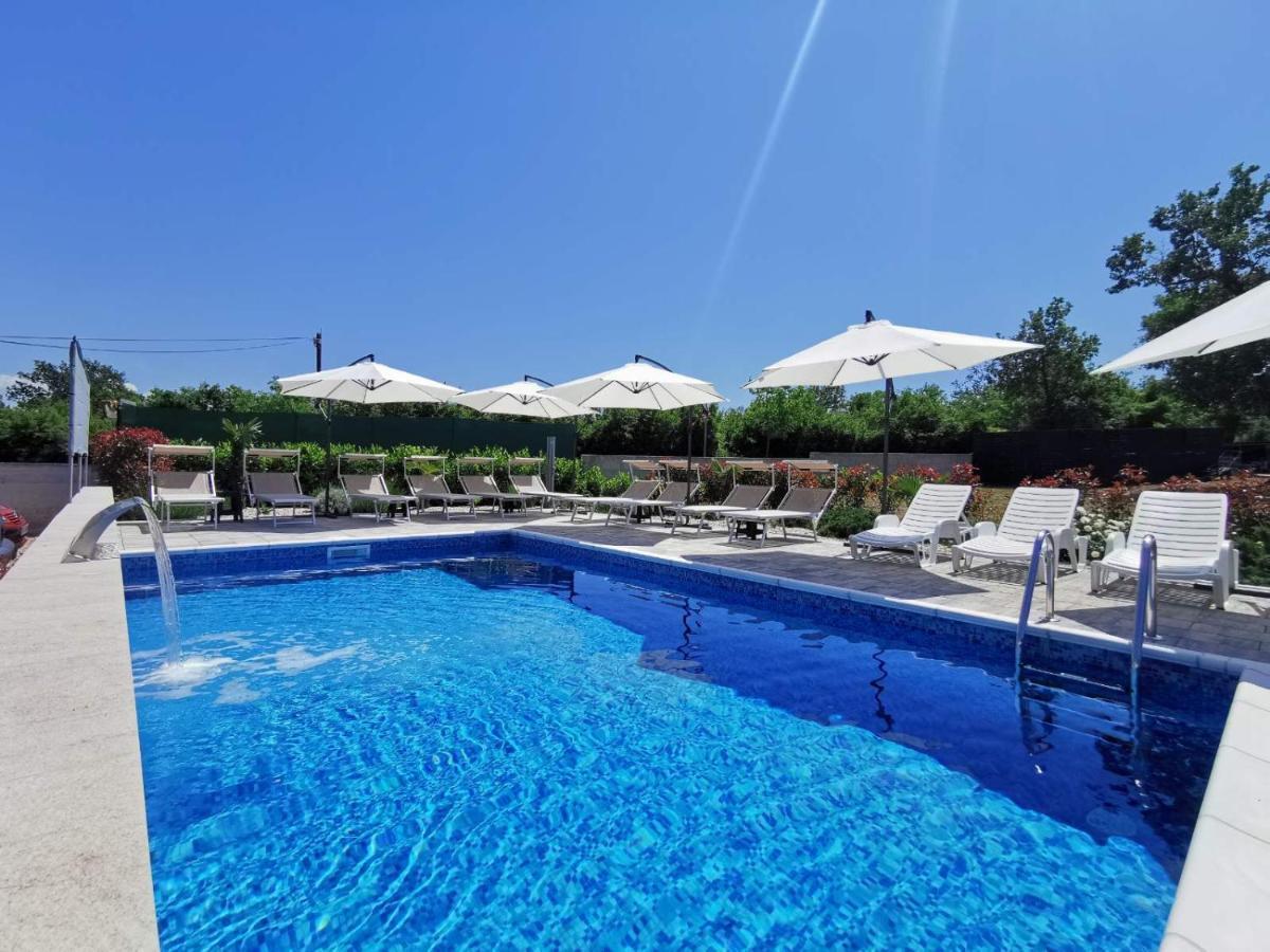 Apartments Lea With Pool Малинська Екстер'єр фото